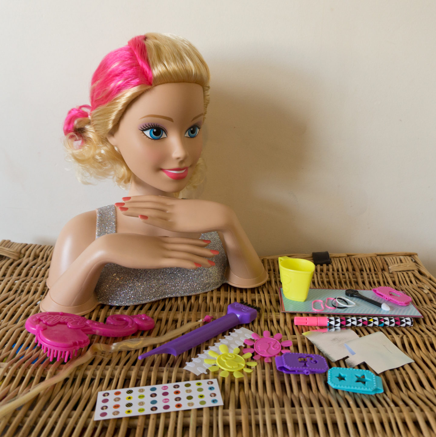 barbie salon head